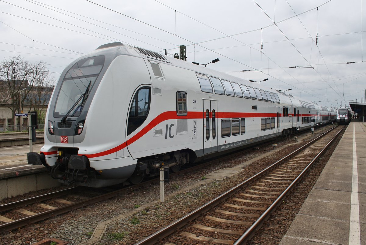 IC2048 von Dresden Hauptbahnhof nach Köln Hauptbahnhof wartet am 7.4.2017 im Magdeburger Hauptbahnhof auf Abfahrt. Zuglok war 146 562-4.