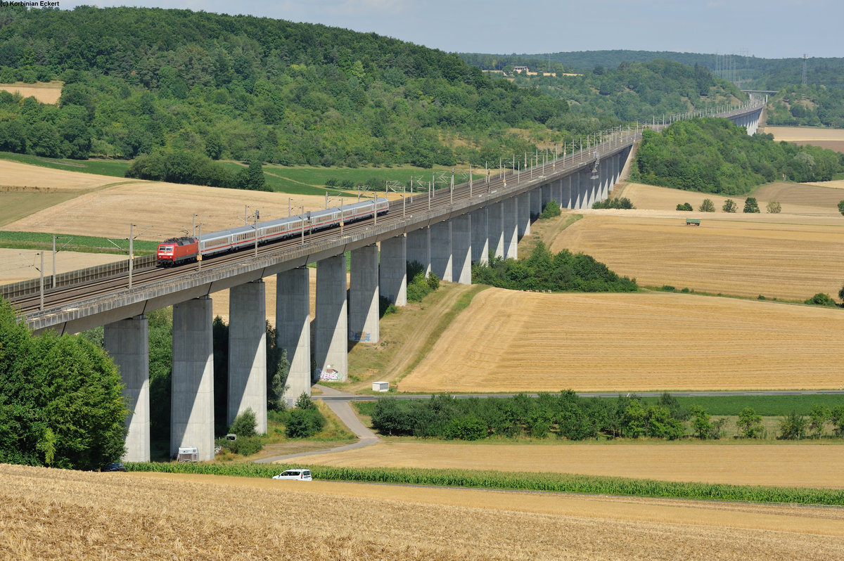 IC2083 (Hamburg-Oberstdorf) mit einer unbekannten 120er beim Überqueren der Leinachtalbrücke, 23.07.2015
