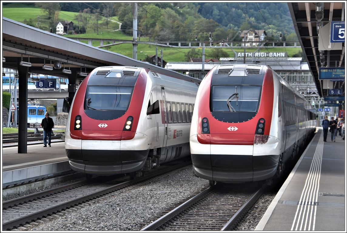 IC21 675 nach Lugano und IC21 680 nach Basel SBB treffen sich in Arth-Goldau. Im Hintergrund über den SBB Geleisen befindet sich der Bahnhof der Arth Rigi Bahn. (10.10.2019)