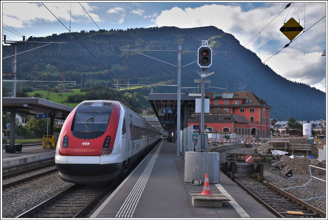 IC21 680 nach Basel SBB in Arth Goldau, wo die Zuger Seite zur Zeit total umgebaut wird. Im Hintergrund die Rigi. (10.10.2019)