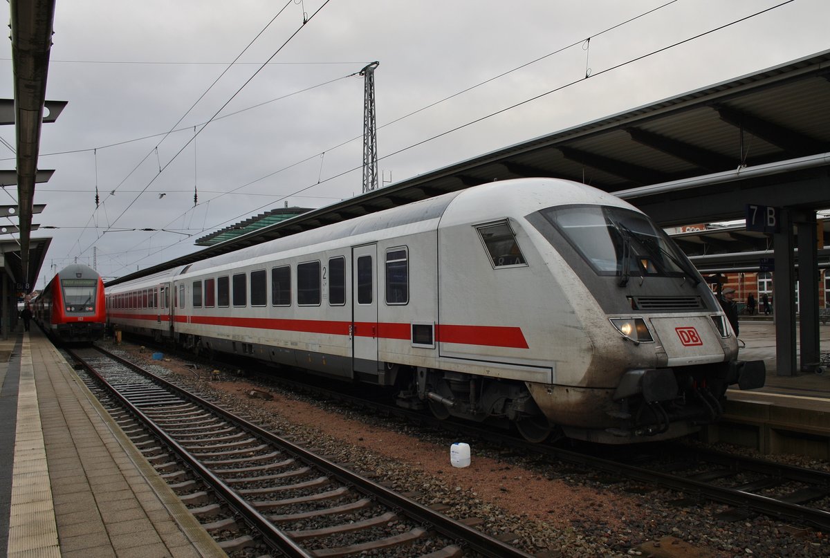 IC2212 ist am 11.12.2016 mit 101 065-1 auf dem Weg von Stuttgart Hauptbahnhof nach Ostseebad Binz, soeben wurde der Rostocker Hauptbahnhof erreicht. 