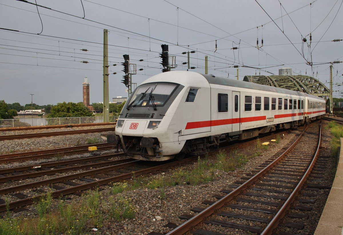 IC2213 von Ostseebad Binz nach Stuttgart Hauptbahnhof fährt am 16.8.2017 in den Kölner Hauptbahnhof ein. Schublok war 101 027-1.