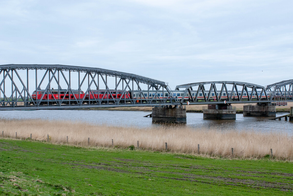 IC2215 Westerland-K�ln auf der Eiderbr�cke bei Lunden am 27.04.2026