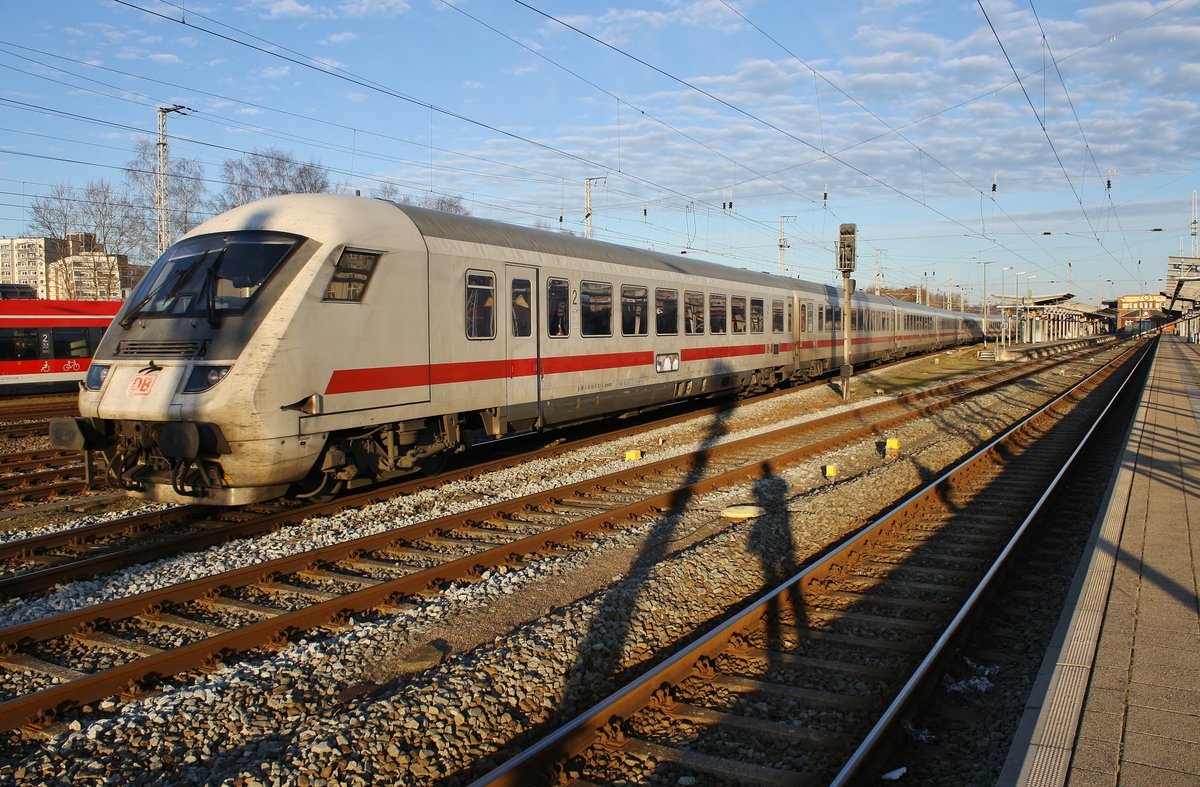 IC2217 von Stralsund Hauptbahnhof nach Stuttgart Hauptbahnhof fährt am 24.02.2019 in den Rostocker Hauptbahnhof ein. Zuglok war 101 063-6.