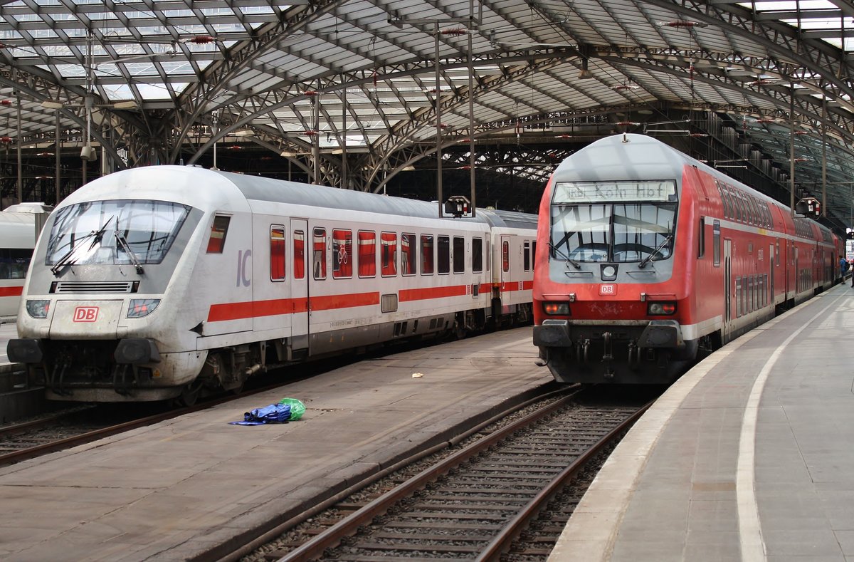 IC2217 von Züssow nach Stuttgart Hauptbahnhof begegnet am 13.07.2019 im Kölner Hauptbahnhof der RB27 (RB12518)  Rhein-Erft-Bahn  von Koblenz Hauptbahnhof nach Mönchengladbach Hauptbahnhof.