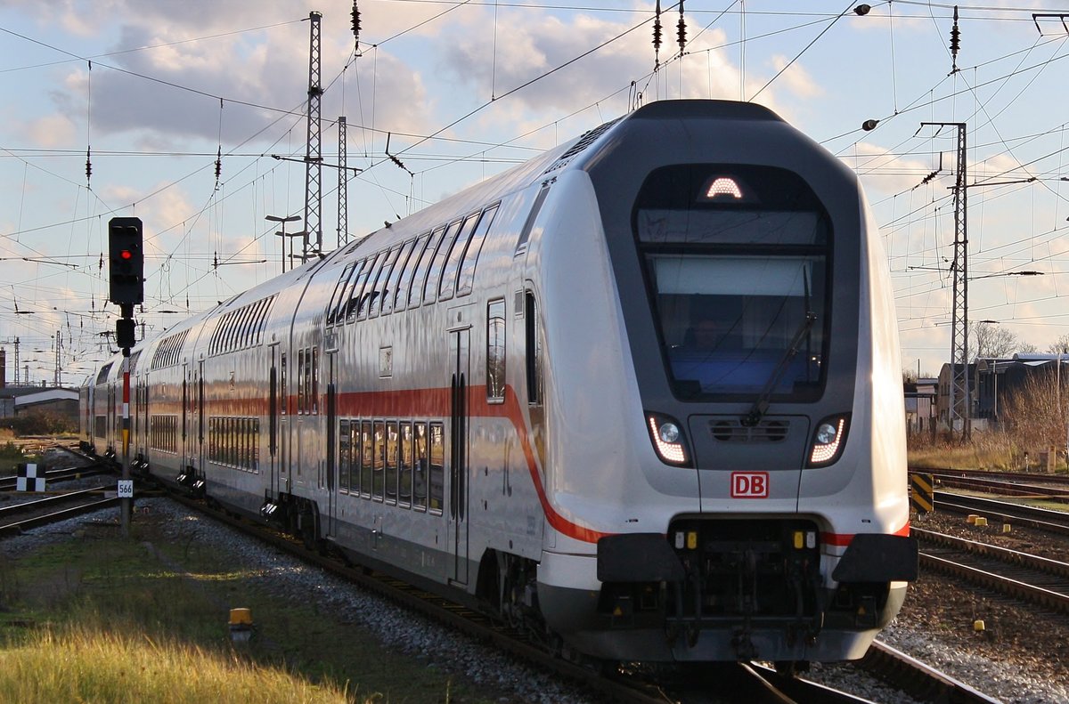 IC2239  Warnow  nach Leipzig Hauptbahnhof wird am 15.12.2019 von 146 577-2 im Rostocker Hauptbahnhof bereitgestellt.