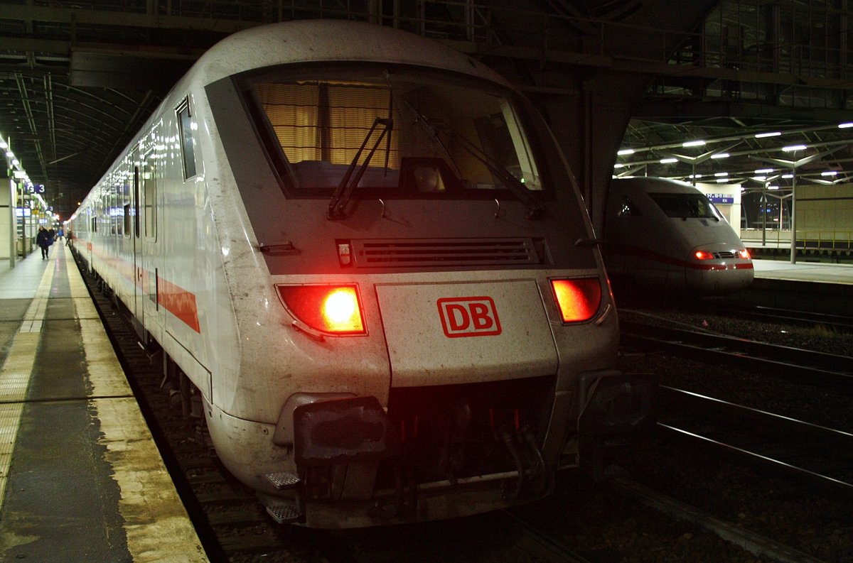 IC2242 von Berlin Ostbahnhof nach Münster(Westf.) Hauptbahnhof steht am Abend des 17.12.2016 im Startbahnhof. Geführt hat die Hamburger 101 033-9.