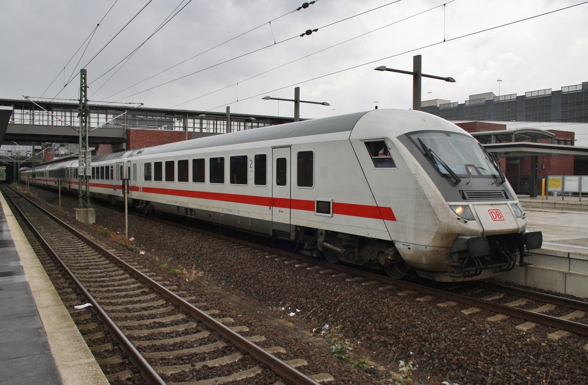 IC2255 von Berlin Südkreuz nach Ostseebad Binz steht am Nachmittag des 2.8.2016 mit Schublok 101 057-8 in Berlin Gesundbrunnen.