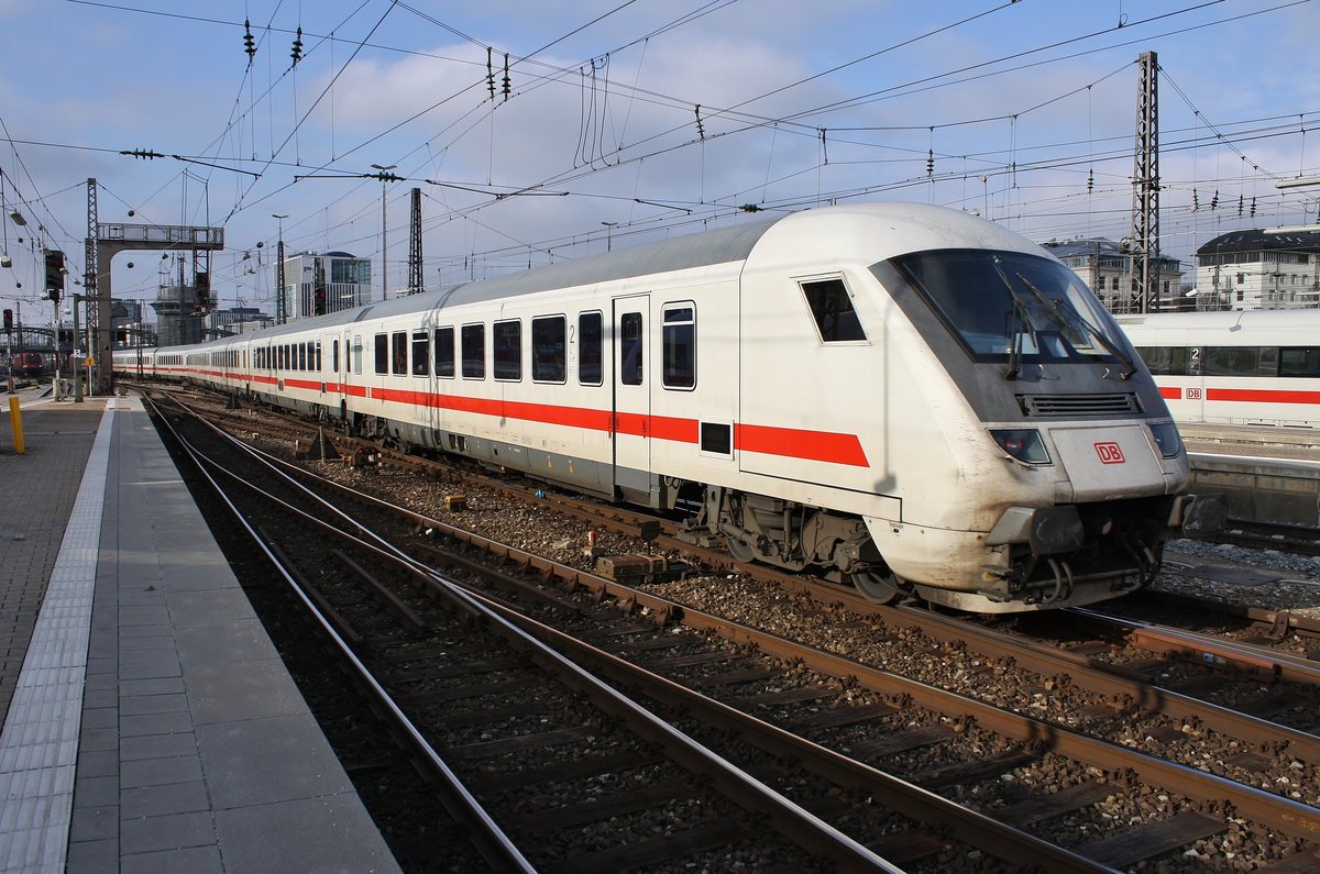 IC2264 nach Karlsruhe Hauptbahnhof verlässt am 6.1.2018 den Münchener Hauptbahnhof. Zuglok war 101 119-6.