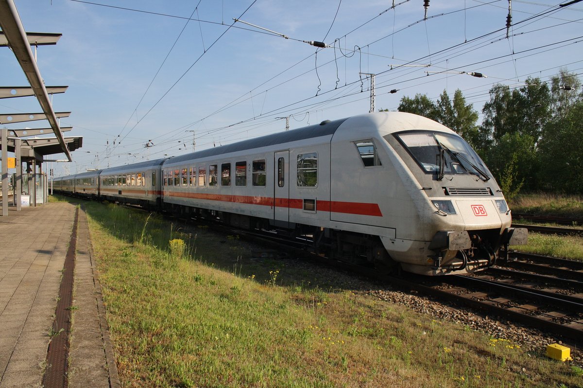 IC2300 von München Hauptbahnhof nach Warnemünde ist am 20.5.2017 als Leerzug auf dem Rückweg ins BW Rostock zur Abstellung, soeben wird der Rostocker Hauptbahnhof durchfahren. Zuglok war 120 114-4.