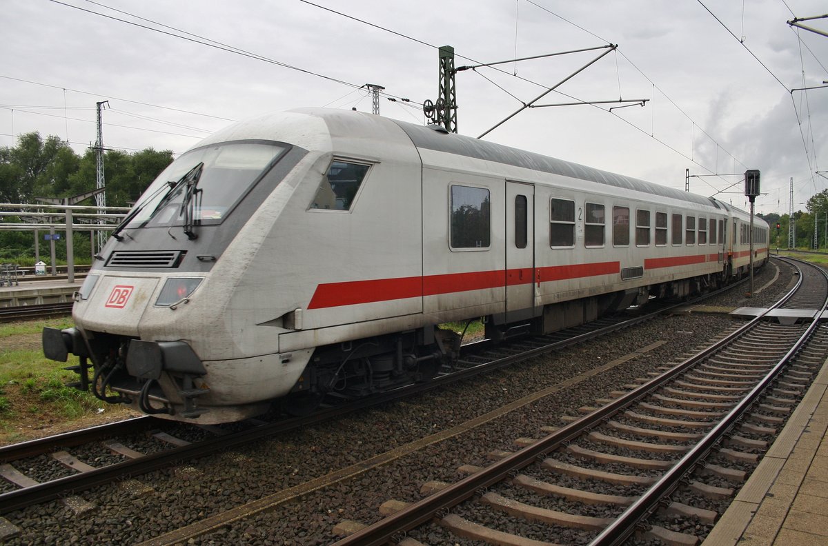 IC2301 von Warnemünde nach Leipzig Hauptbahnhof durchfährt am 12.8.2017 auf dem Weg nach Warnemünde zur Bereitstellung den Rostocker Hauptbahnhof in Richtung Norden. Zuglok war 120 113-6.