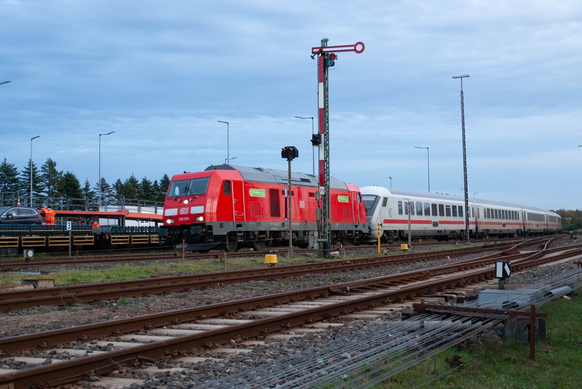 IC2374 Hamburg-Westerland bei der Einfahrt nach Niebüll am 31.10.2025