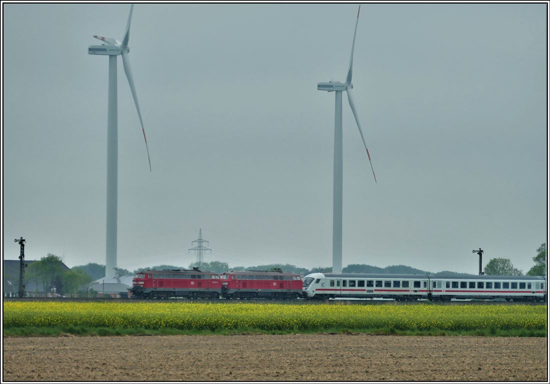 IC2375 mit 2x218er von Westerland beim Kreuzungshalt in Klanxbüll. (21.05.2019)