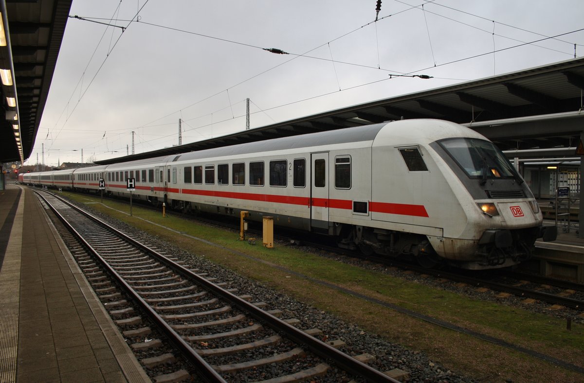 IC2417 von Rostock Hauptbahnhof nach Köln Hauptbahnhof wartet am 11.12.2016 im Rostocker Hauptbahhof auf Abfahrt. Schublok war die Hamburger 101 011-5. 