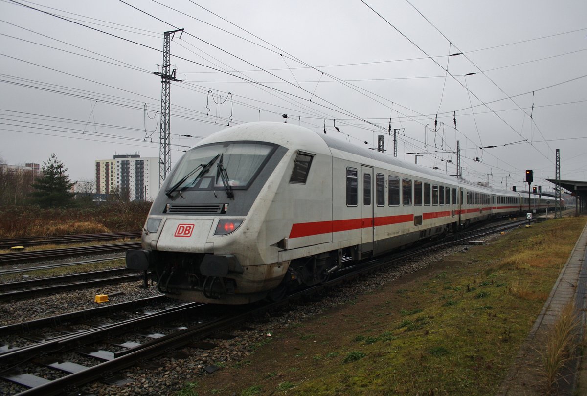 IC2417 von Rostock Hauptbahnhof nach Köln Hauptbahnhof wird am 5.2.2017 von 101 015-6 bereitgestellt.