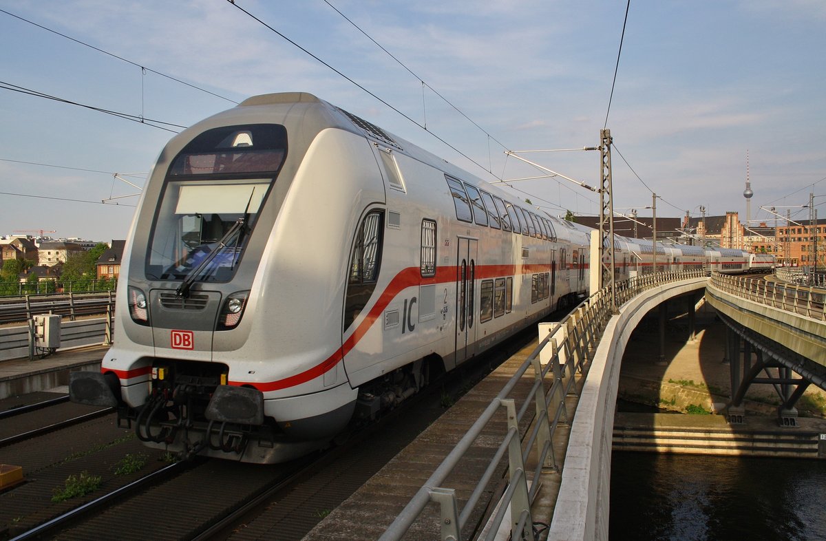 IC2431  Borkum  vom Emden Außenhafen nach Cottbus verlässt am Abend des 12.5.2017 den Berliner Hauptbahnhof. Zuglok war 146 562-4.