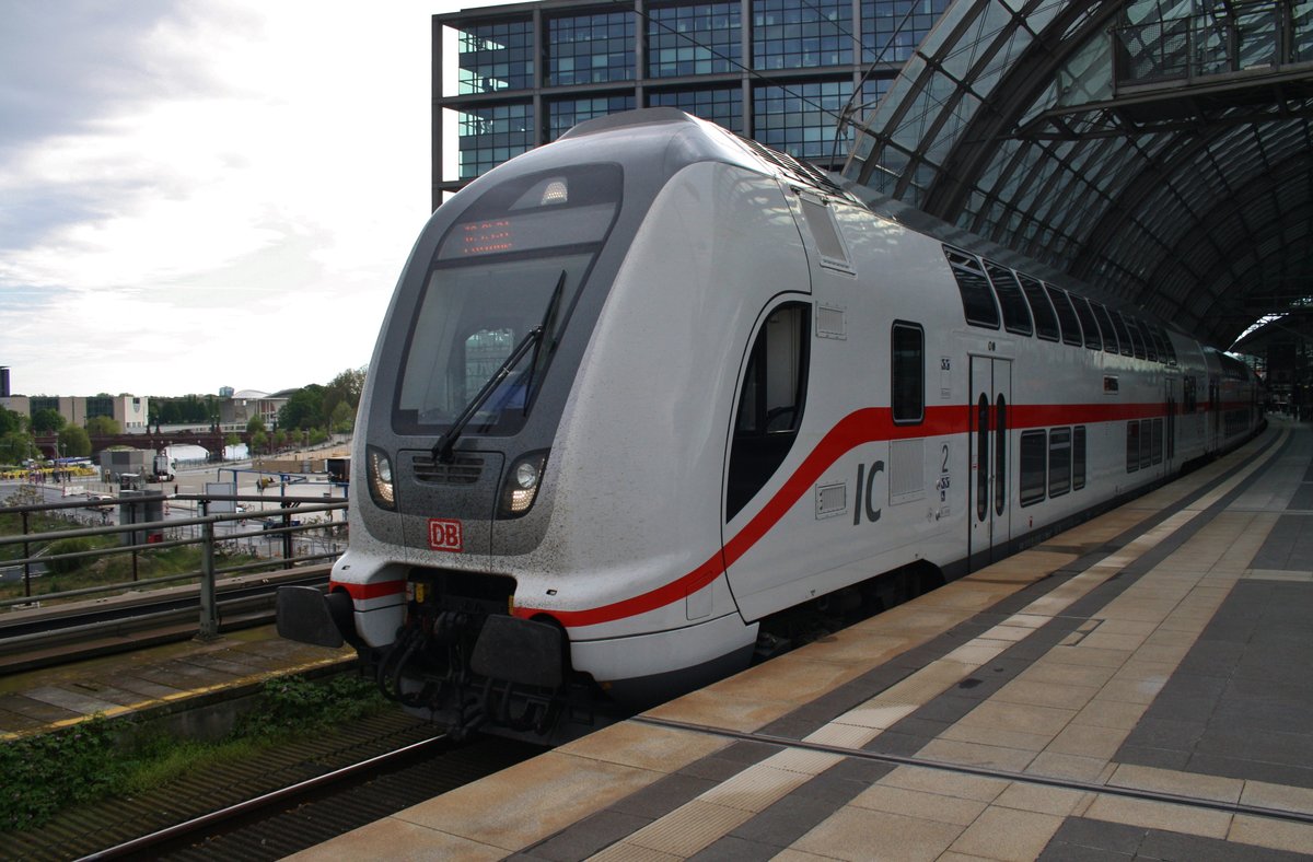 IC2431  Borkum  von Emden Außenhafen nach Cottbus macht sich am 14.5.2017 im Berliner Hauptbahnhof auf den Weg. Schublok war 146 561-6.