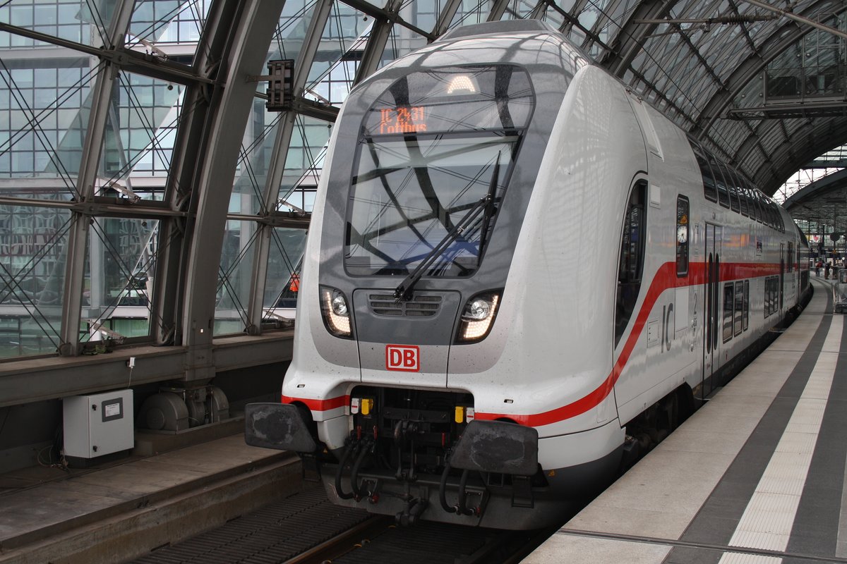 IC2431  Borkum  von Emden Außenhafen nach Cottbus steht am 31.7.2016 mit 146 575-6 im Berliner Hauptbahnhof.