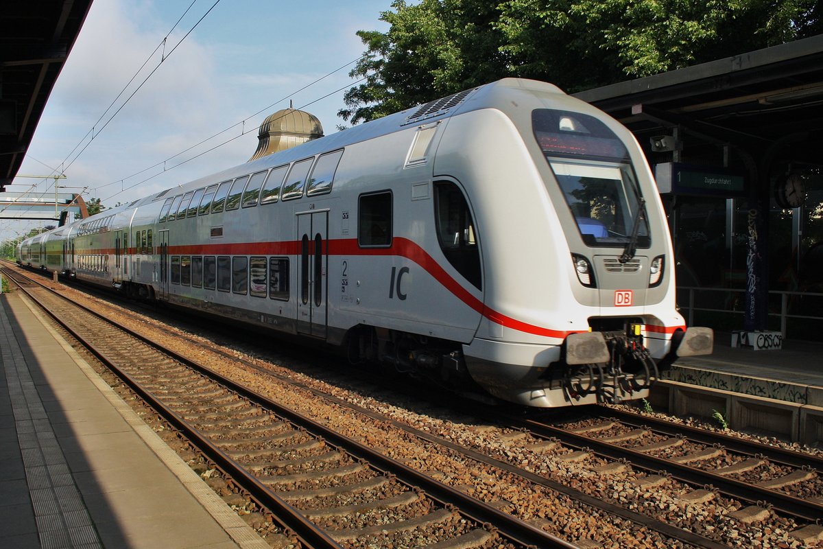 IC2432  Ostfriesland  ist am 19.6.2016 auf dem Weg von Berlin Ostbahnhof nach Norddeich Mole. Geführt von der Leipziger 146 556-6 durchfährt der Zug Potsdam Charlottenhof in Richtung Westen.