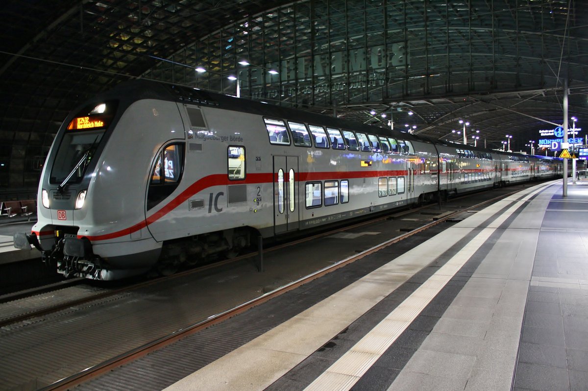 IC2432  Ostfriesland  von Berlin Ostbahnhof nach Norddeich Mole steht am Morgen des 31.12.2017 im Berliner Hauptbahnhof. Schublok war 146 563-2.