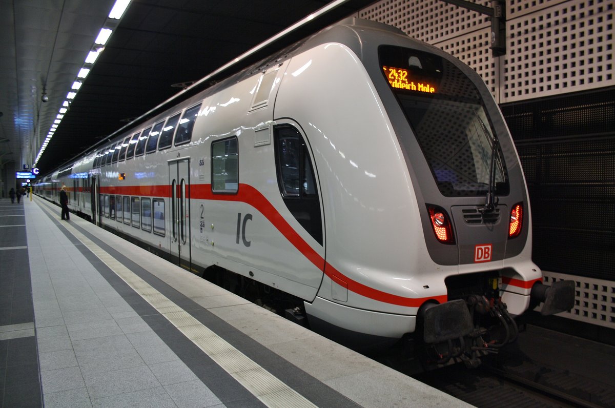 IC2432  Ostfriesland  von Cottbus nach Norddeich Mole wartet am 11.3.2017 im Tiefbahnhof des Berliner Hauptbahnhofs auf Abfahrt. Zuglok war 146 551-7.