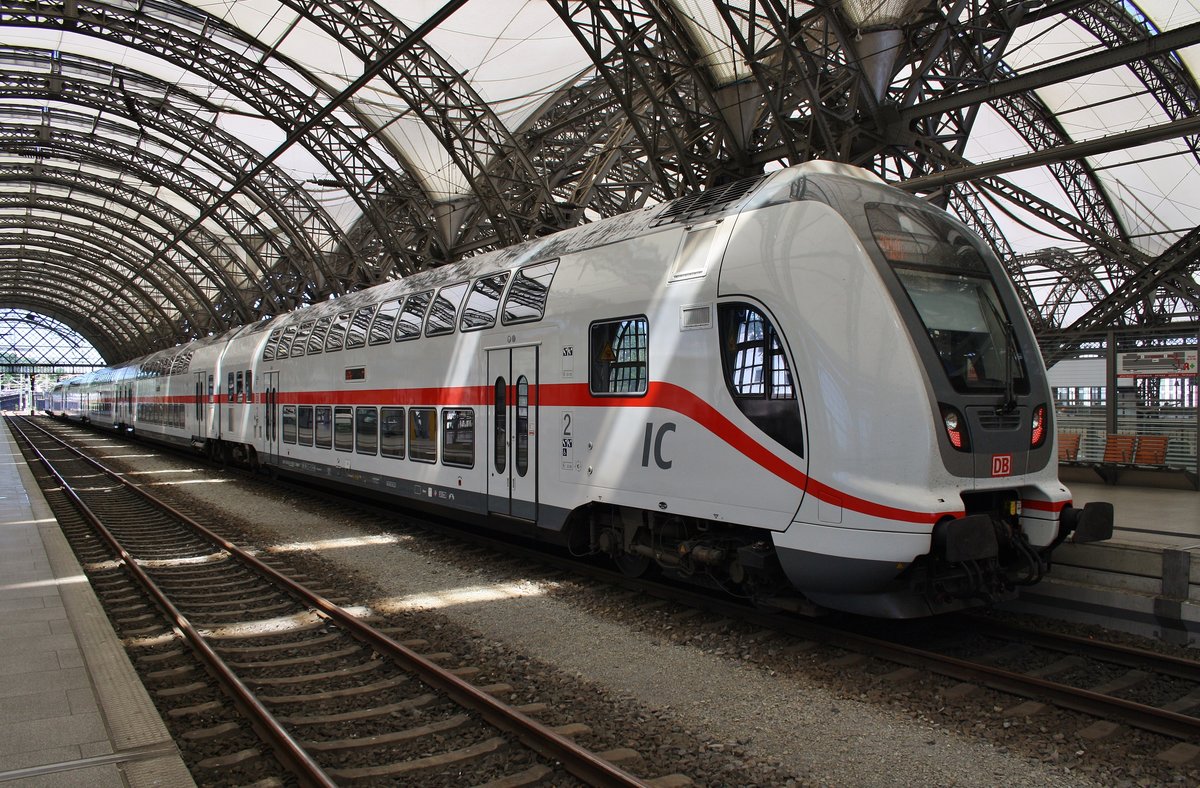 IC2440 von Dresden Hauptbahnhof nach Köln Hauptbahnhof steht am 27.5.2017 im Startbahnhof bereit. Zuglok war 146 564-0.