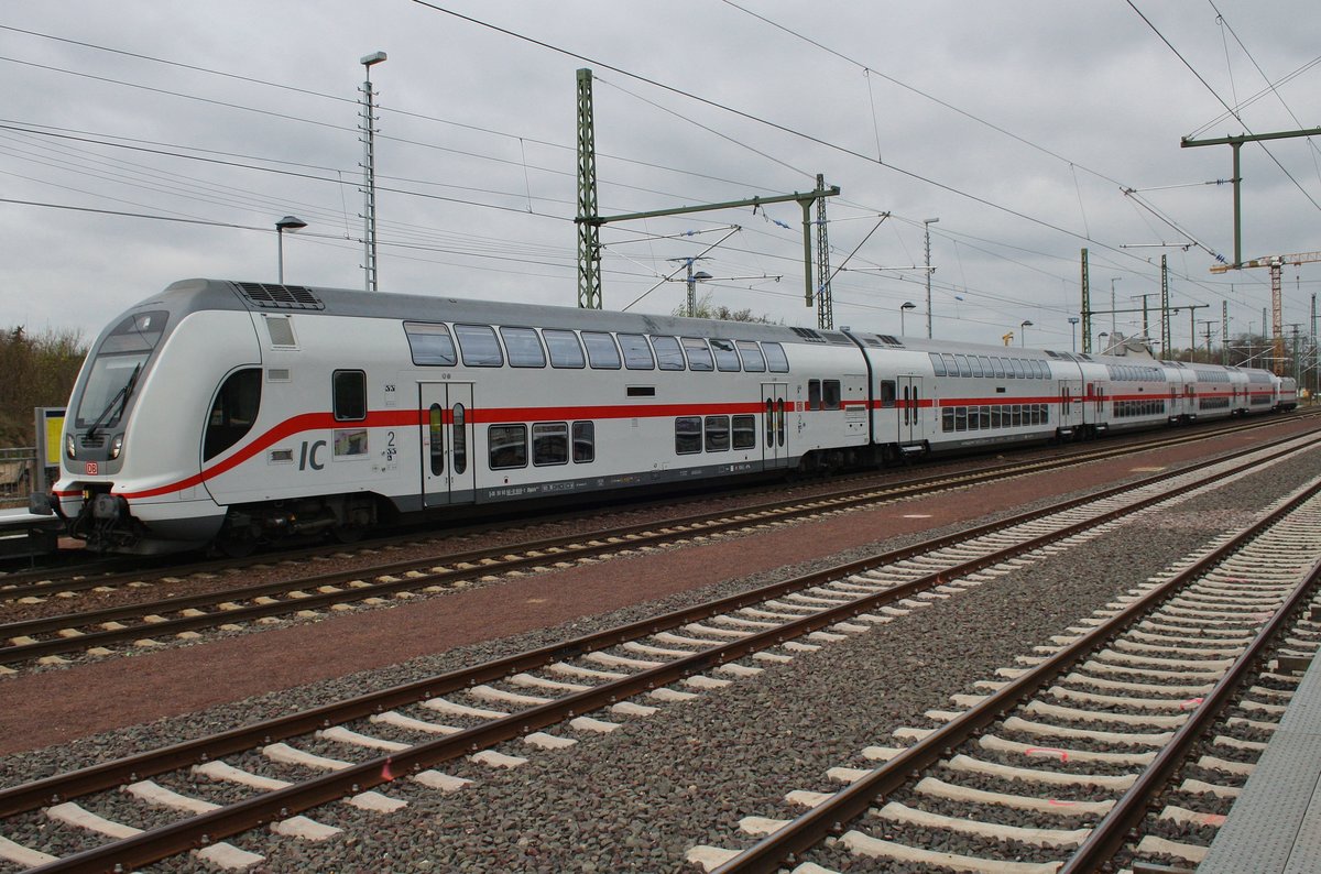 IC2441 von Köln Hauptbahnhof nach Dresden Hauptbahnhof wartet am 7.4.2017 im Magdeburger Hauptbahnhof auf Abfahrt. Schublok war 146 553-3.