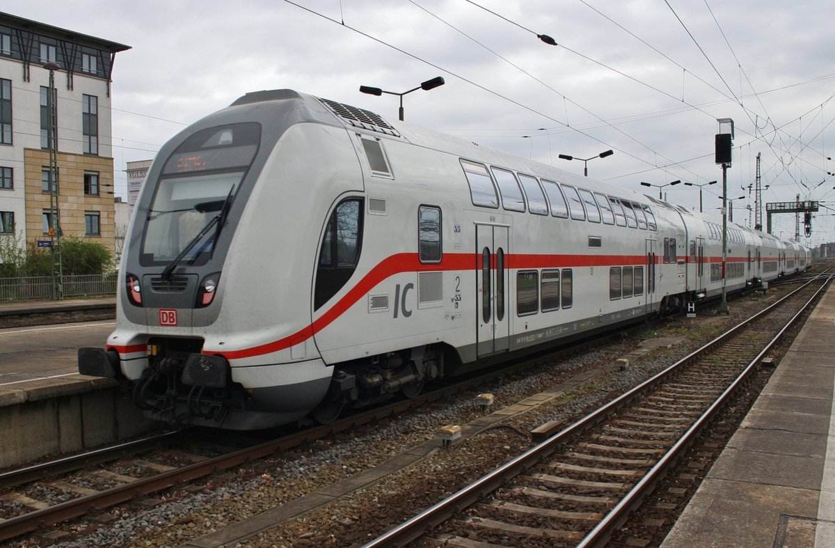 IC2442 von Dresden Hauptbahnhof nach Köln Hauptbahnhof verlässt am 7.4.2017 den Magdeburger Hauptbahnhof. Zuglok war 146 557-4.
