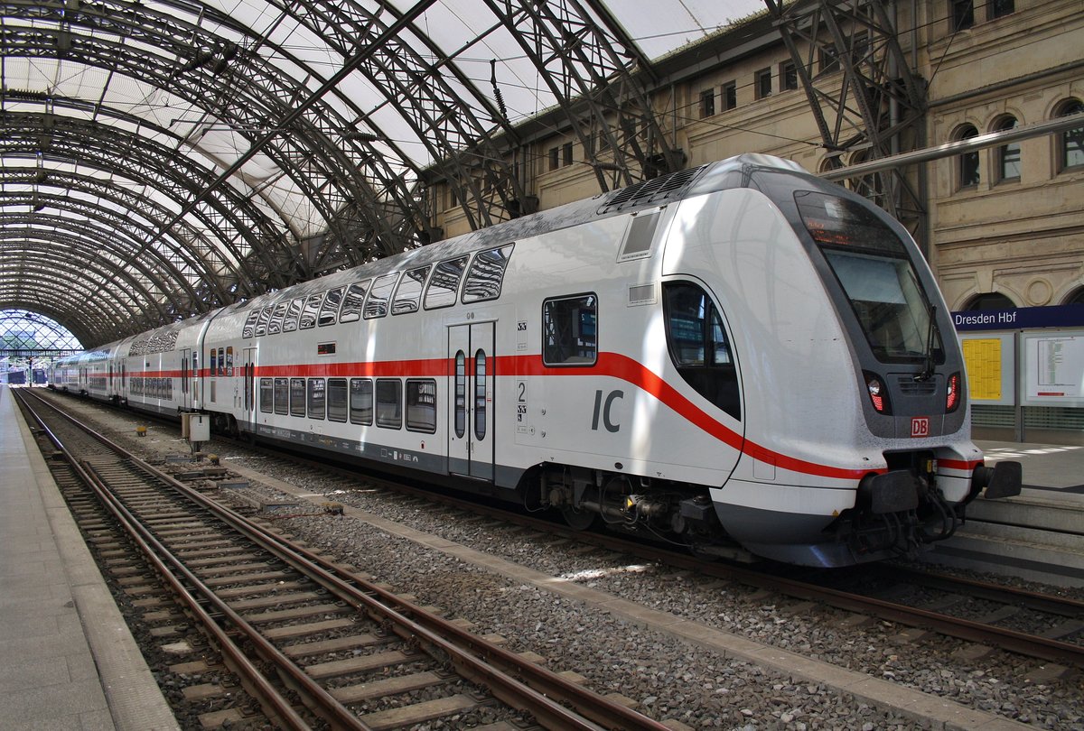 IC2442 nach Hannover Hauptbahnhof steht am 27.5.2017 im Dresdener Hauptbahnhof bereit. Zuglok war 146 560-8.