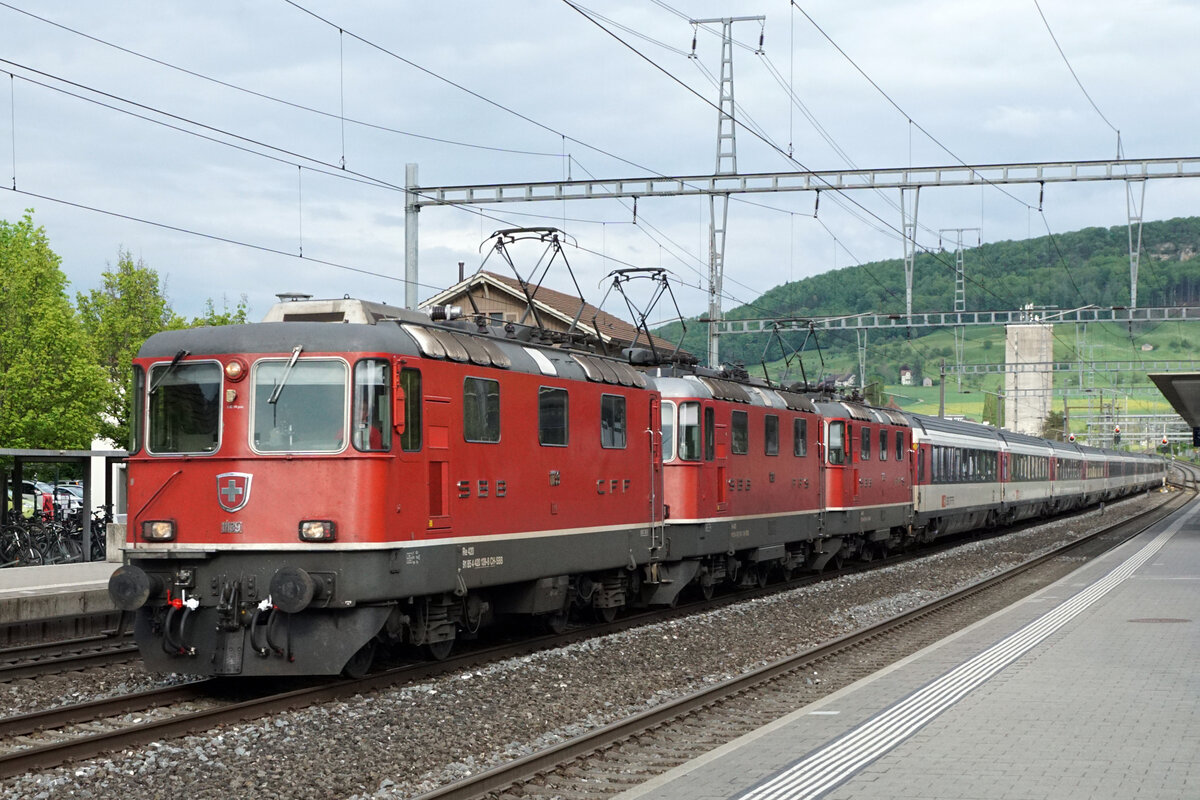 IC3 Zürich-Basel mit den Re 420 139, Re 420 130 und Re 420 136 der ersten Generation anlässlich der Bahnhofsdurchfahrt Sissach am 12. Mai 2021.
Foto: Walter Ruetsch