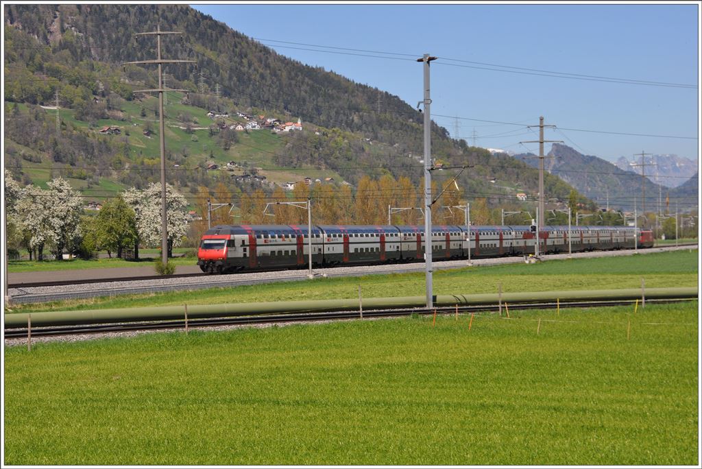 IC567 auf dem Weg nach Chur Bei Zizers mit Mastrils, Fläscherberg und Alpstein im Hintergrund. (20.04.2016)