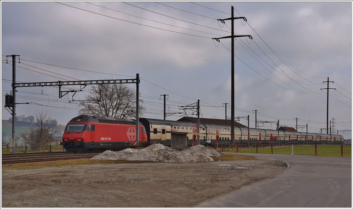 IC568 mit 460 076-9 in Siebnen-Wangen. (13.02.2017)