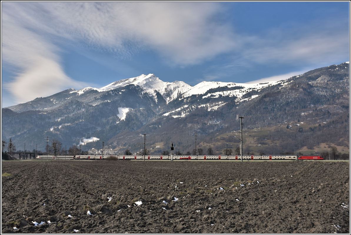 IC568 mit einer Re 460 bei Zizers mit dem Calanda 2806m im Hintergrund. (22.03.2018)