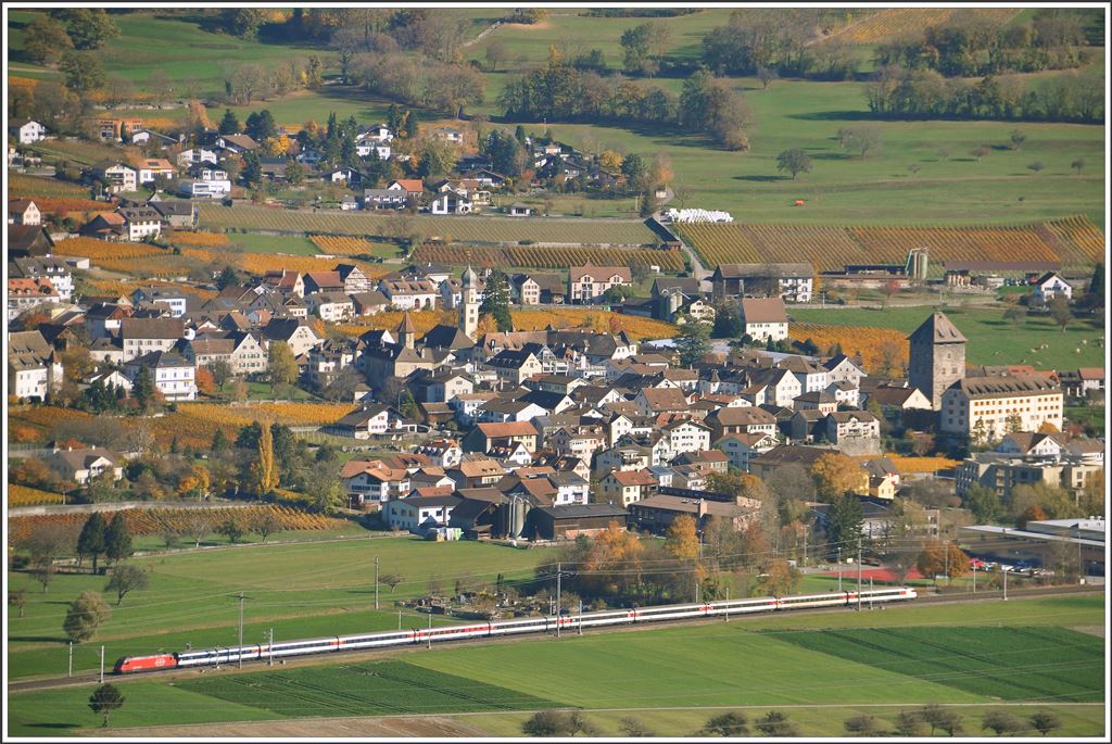 IC570 beim Weinbaudorf Maienfeld. (05.11.2015)