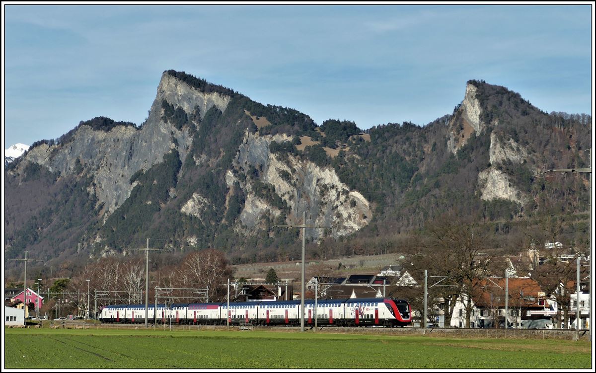 IC570 nach Zürich mit Twindexx bei Maienfeld mit Fläscherberg/Regitzerspitz. (31.12.2019)