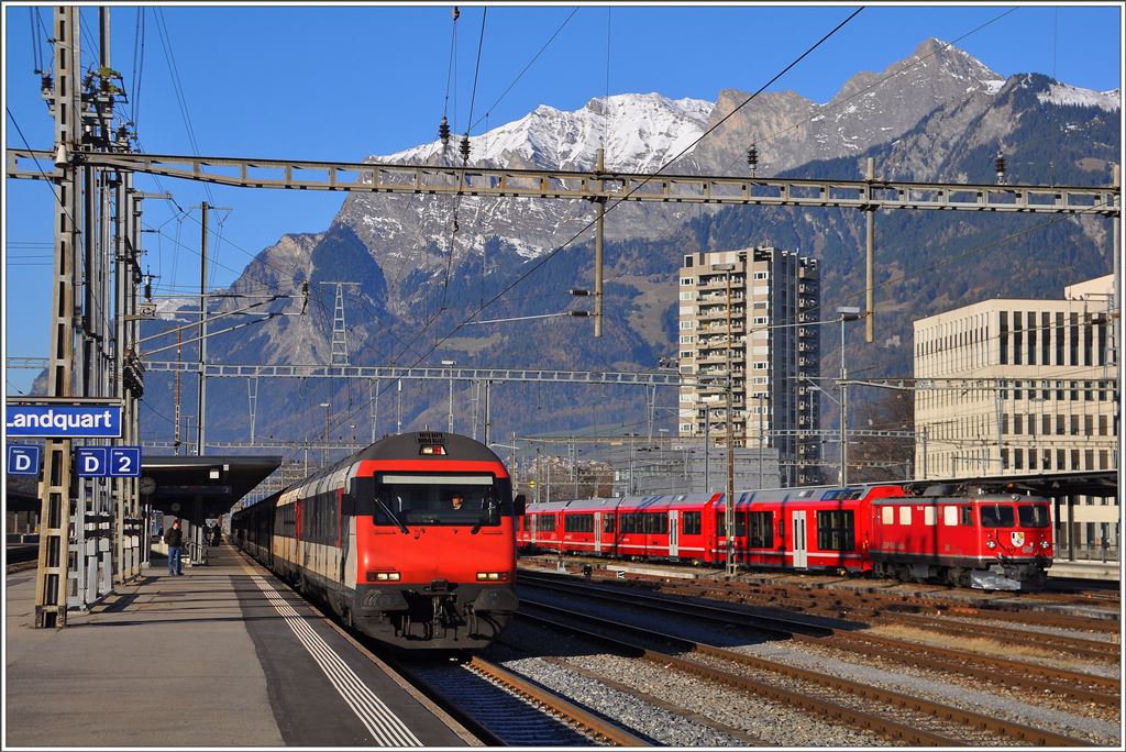 IC571 nach Chur in Landquart. Daneben die Ge 4/4 I 610  Viamala  mit den soeben eingetroffenen,fabriknauen Wagen des ersten Albula-Gliederzuges. Es fehlt noch der Steuerwagen. (03.12.2015)