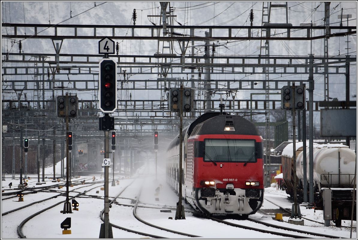 IC572 mit 460 087-0 fährt in Sargans ein. (18.12.2017)