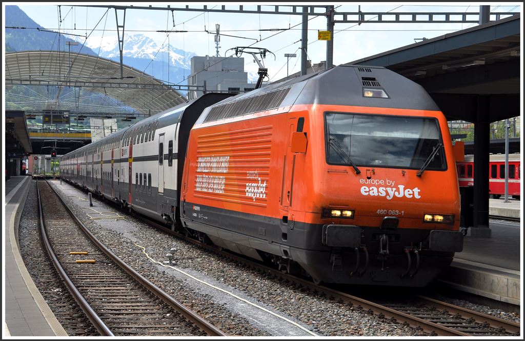 IC572 mit Easy Jet 460 063-1 vor Abfahrt in Chur. (13.05.2015)