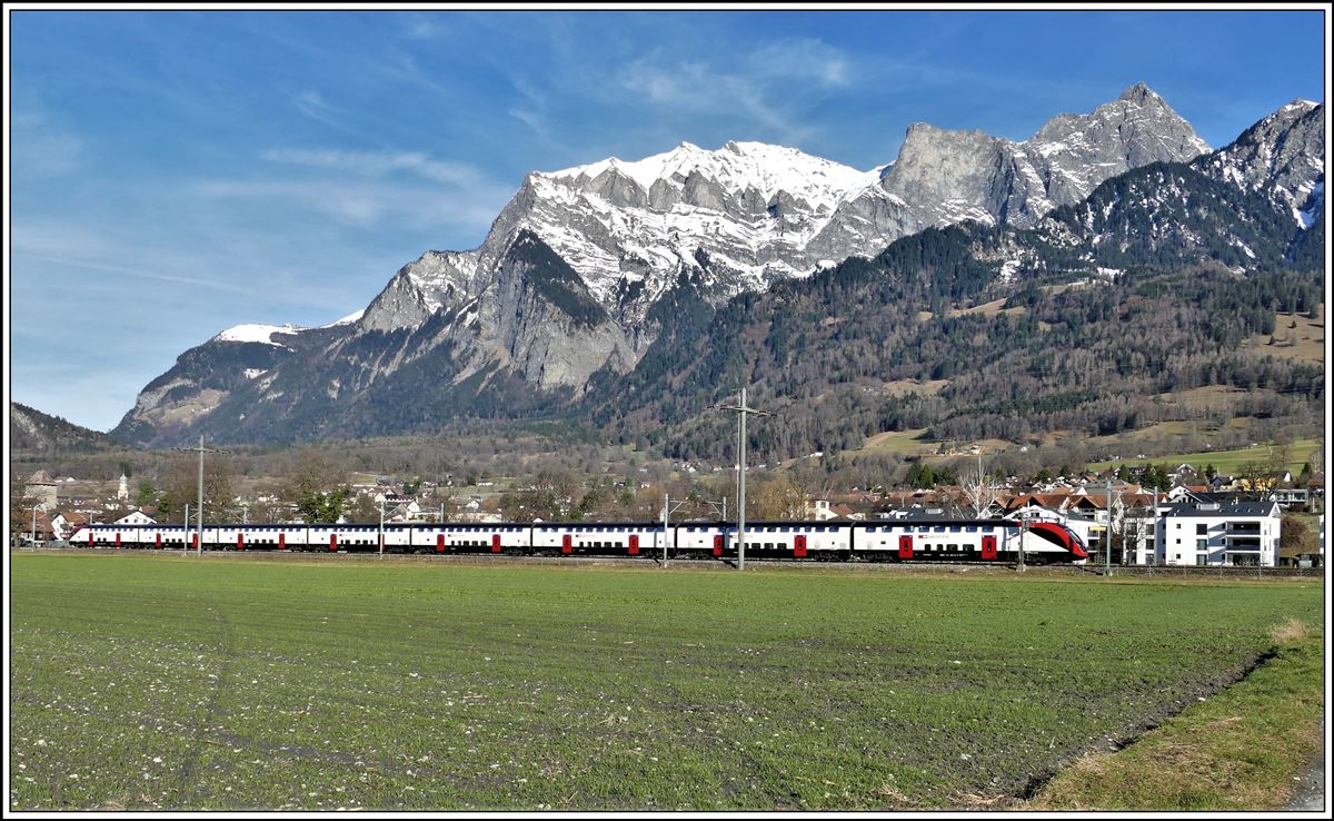 IC572 mit einem RABe502/IR200 bei Maienfeld mit Falknis 2562m und Glegghorn 2447m. (31.12.2019)