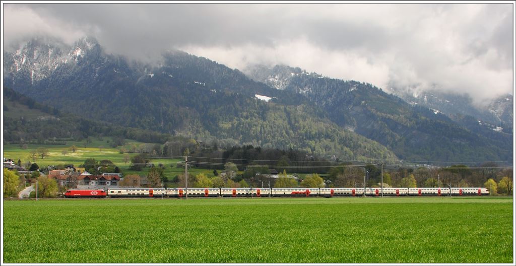 IC572 zwischen Maienfeld und Landquart. (19.04.2016)