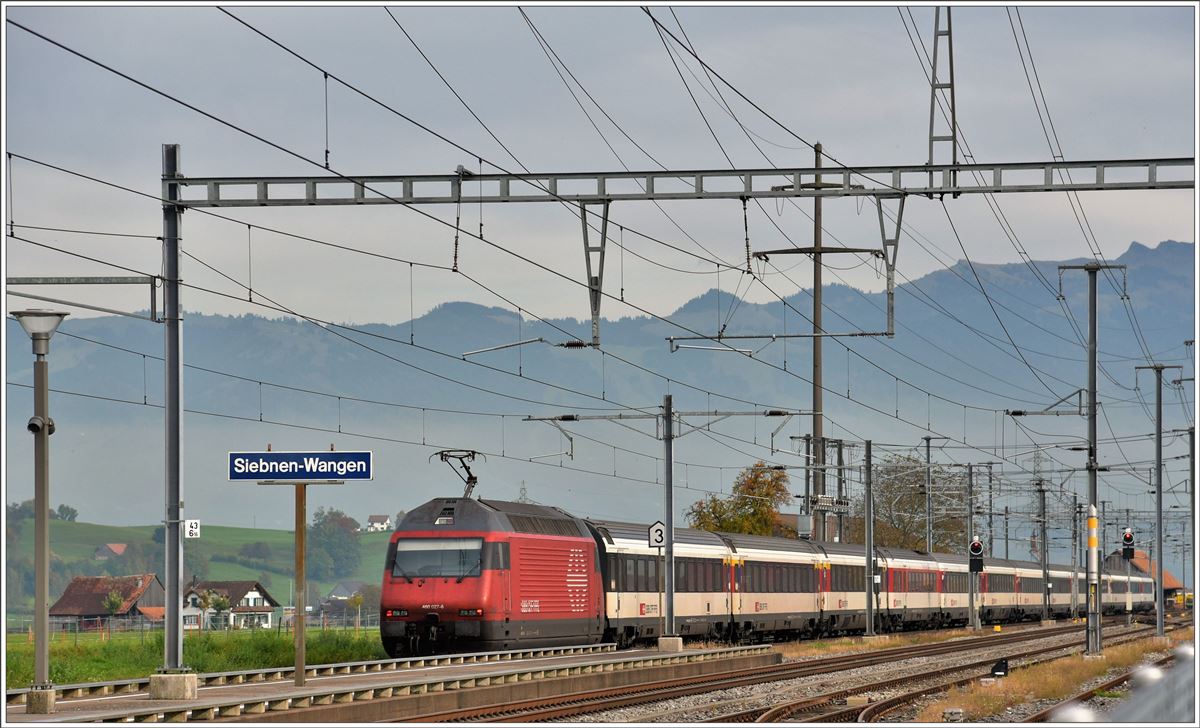 IC573 mit 460 027-6 nach Chur bei der Durchfahrt in Siebnen-Wangen. (24.10.2016)