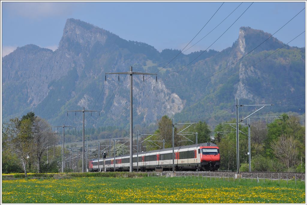 IC574 mit Re 460 015 zwischen Landquart und Maienfeld mit Blick Richtung Regitzerspitz. (19.04.2016)