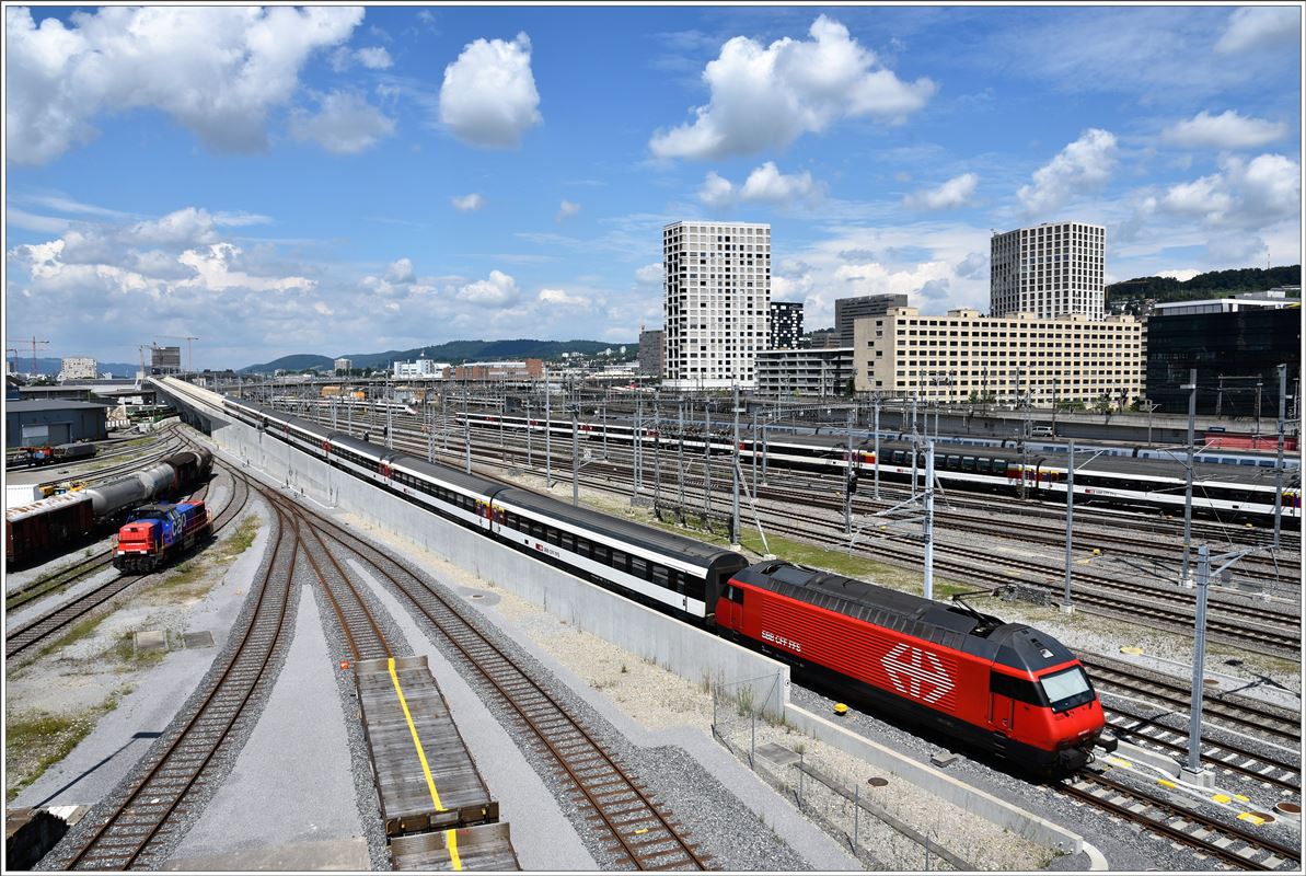 IC816 nach Brig mit Re 460 055-7 auf der DML bei Zürich Hardbrücke. (28.07.2016)
