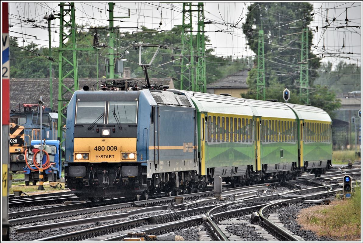 IC915 nach Budapest-Keleti mit 480 009 und drei Wagen der GySEV/Raaberbahn in Györ. (14.06.2018)