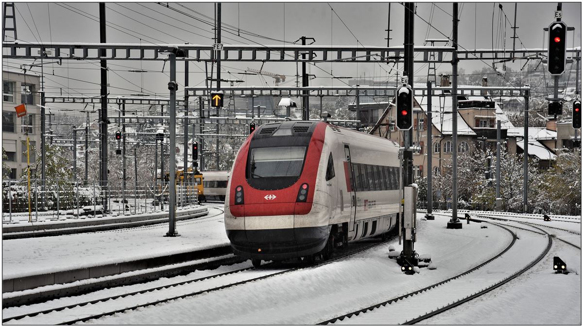 IC916 mit RABDe 500 027-3 verlässt Chur. (28.10.2018)