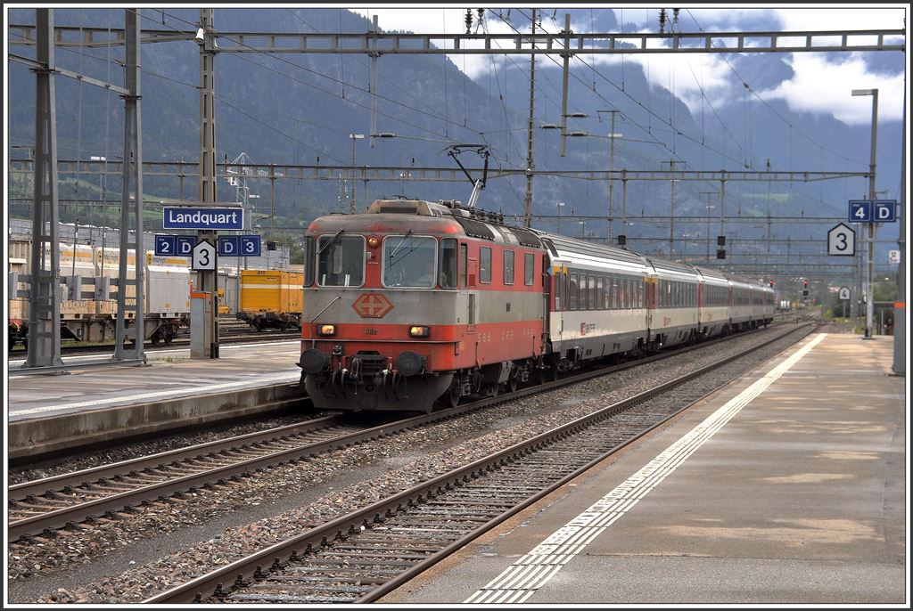 IC920 mit  Swiss-Express-Lok  11109 in Landquart. (25.08.2015)