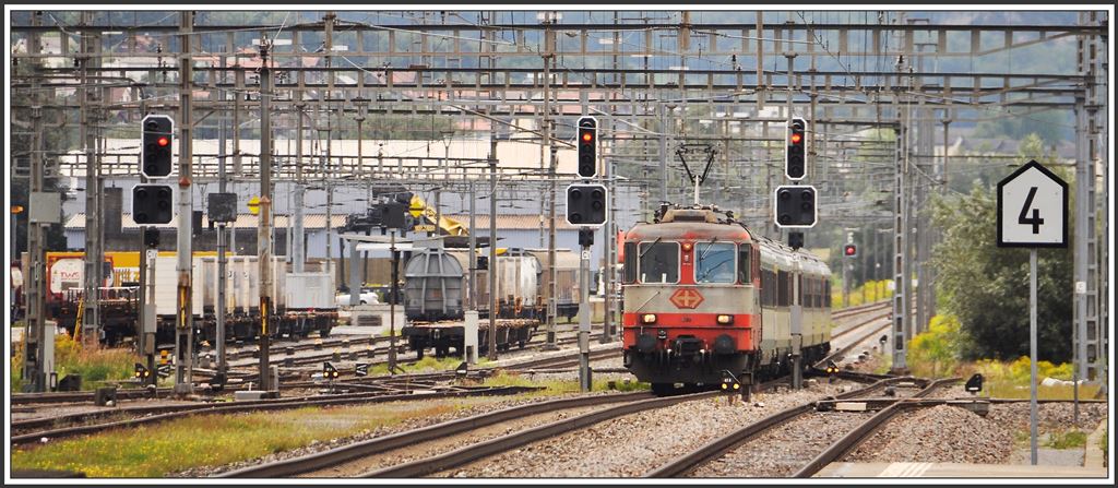 IC920 mit  Swiss-Express-Lok  11109 in Landquart. (25.08.2015)