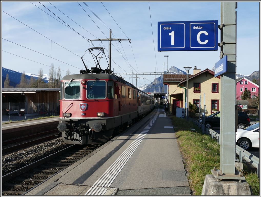 IC921 nach Chur mit Re 4/4 II 11114 in Maienfeld. (31.12.2019)