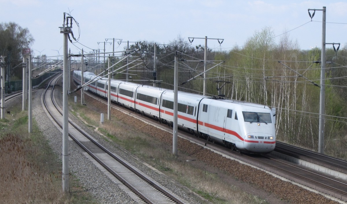 ICE 1 auf der SFS Hannover-Berlin am 19.4.2015. (Aufnahmestandort: Öffentliche Fußgängerbrücke über das RLC Wustermark).