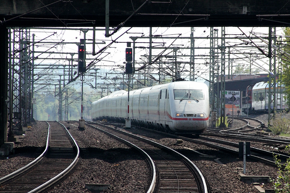 ICE 1 bei der Einfahrt in Kassel Wilhelmshöhe Gleis 3. 25.04.2014